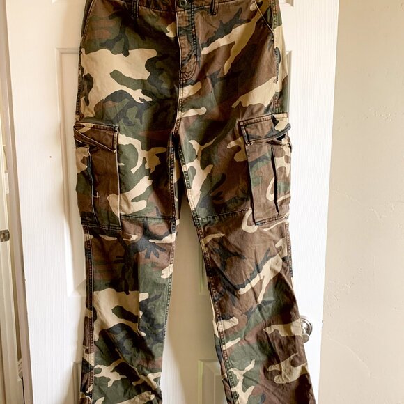 SOLD Good American Women's Uniform Camo Cargo Pants (8) - Picture 3 of 4